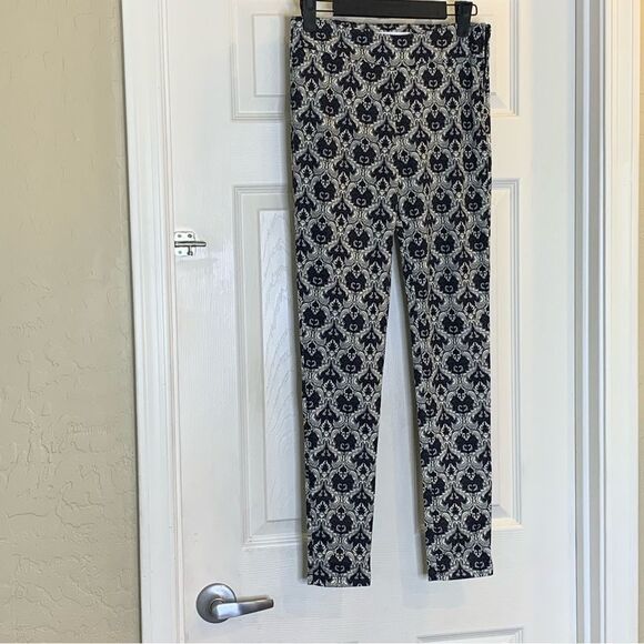 Must Have Geometric Print Skinny Pants Size Small Black and White - Picture 3 of 10